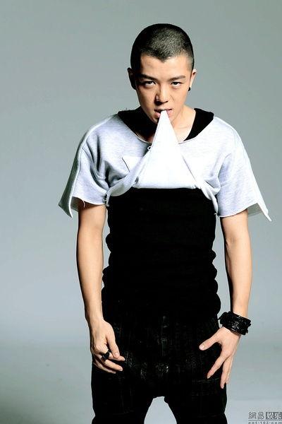 王栎鑫 照片,青春偶像的蜕变之路