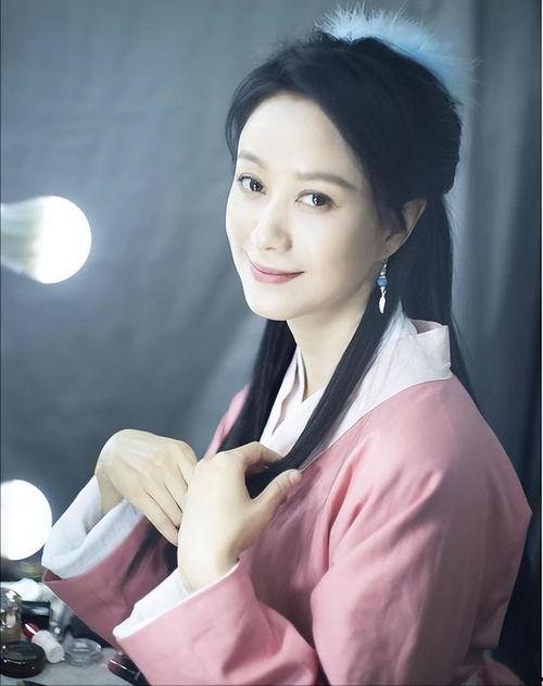 倪虹洁老公杨荣照片,帅气型男，揭秘明星背后的温馨生活